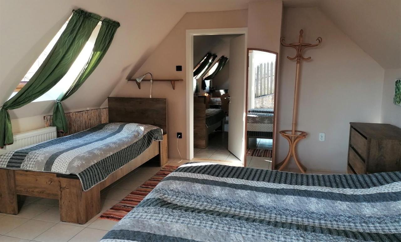 Appartamento Bóbita Háza Eplény Esterno foto